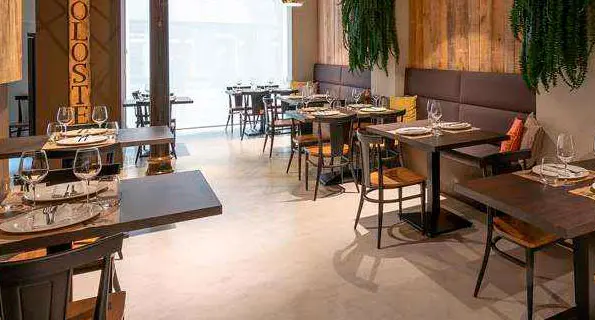 Restaurante con pavimento revestido con microcemento en Valencia